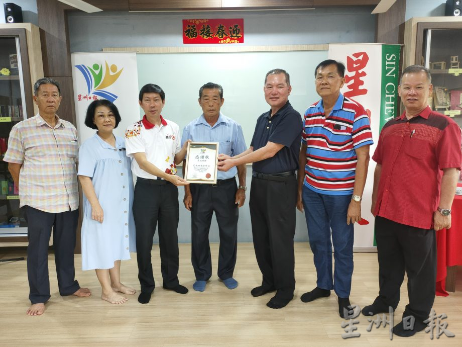 (古城第4版主文)明光华校学生阅报计划赠报仪式