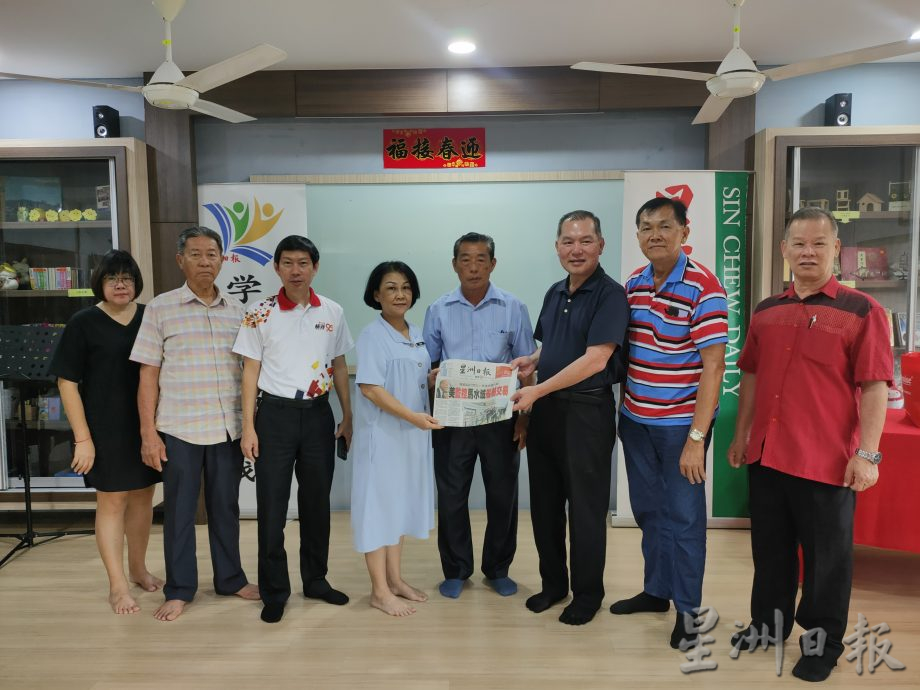 (古城第4版主文)明光华校学生阅报计划赠报仪式