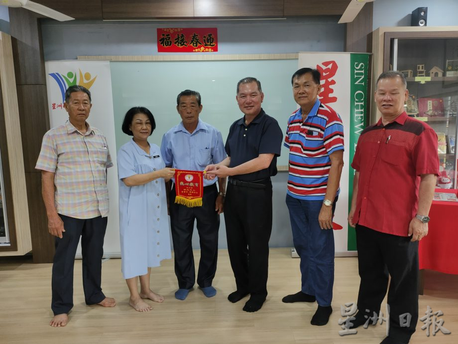 (古城第4版主文)明光华校学生阅报计划赠报仪式