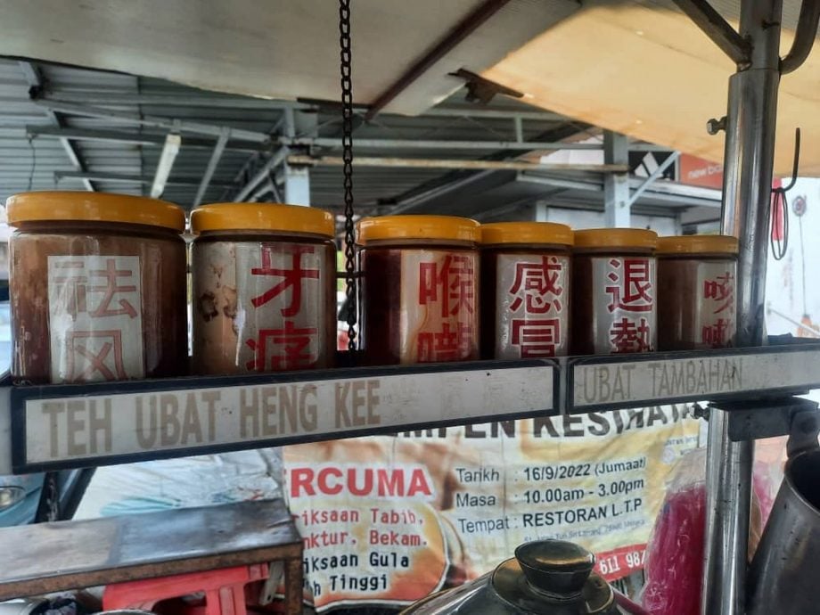 (古城第5版主文)天气热,“加料”凉茶大受欢迎