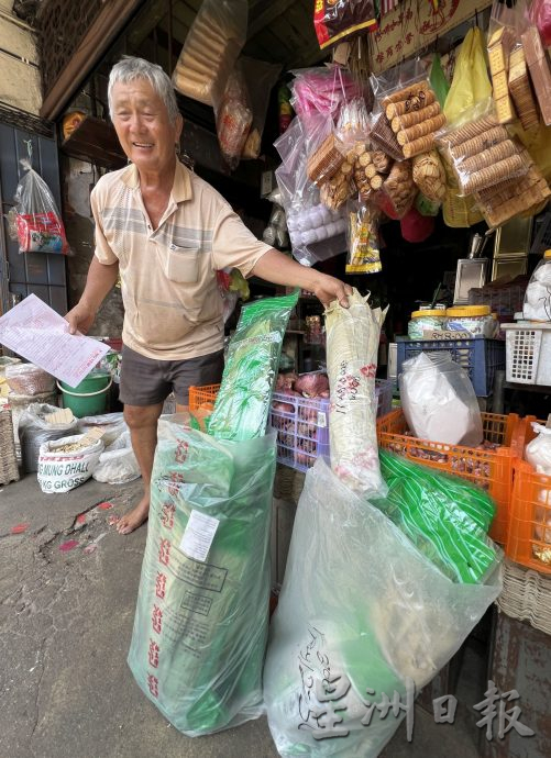(古城第三版主文)买材料裹粽 长辈居多·努力传承端午习俗