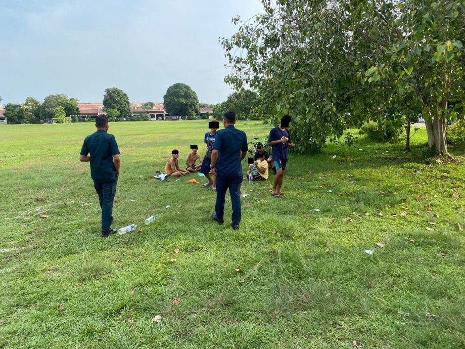 (古城第三版主文)本报报道受关注 玛琳再也查希10路聚草场留垃圾引居民反感 市议会派员督促外劳清理垃圾