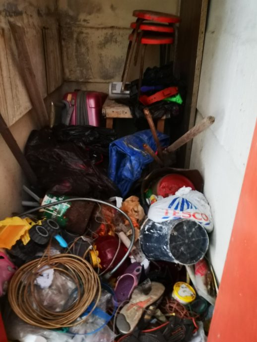 (古城第三版主文)礼礼组屋C座楼梯间8储藏室多年来遭霸占来堆积杂物 飘臭影响居民生活