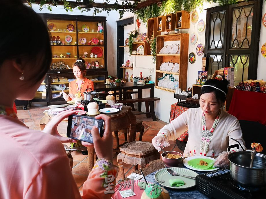（古城第二版主文）20中国媒体代表及网红穿峇峇娘惹服学做娘惹糕宣传马六甲