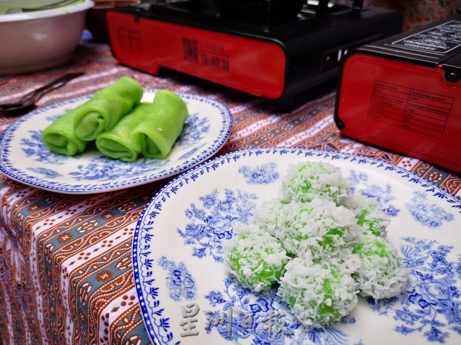 （古城第二版主文）20中国媒体代表及网红穿峇峇娘惹服学做娘惹糕宣传马六甲