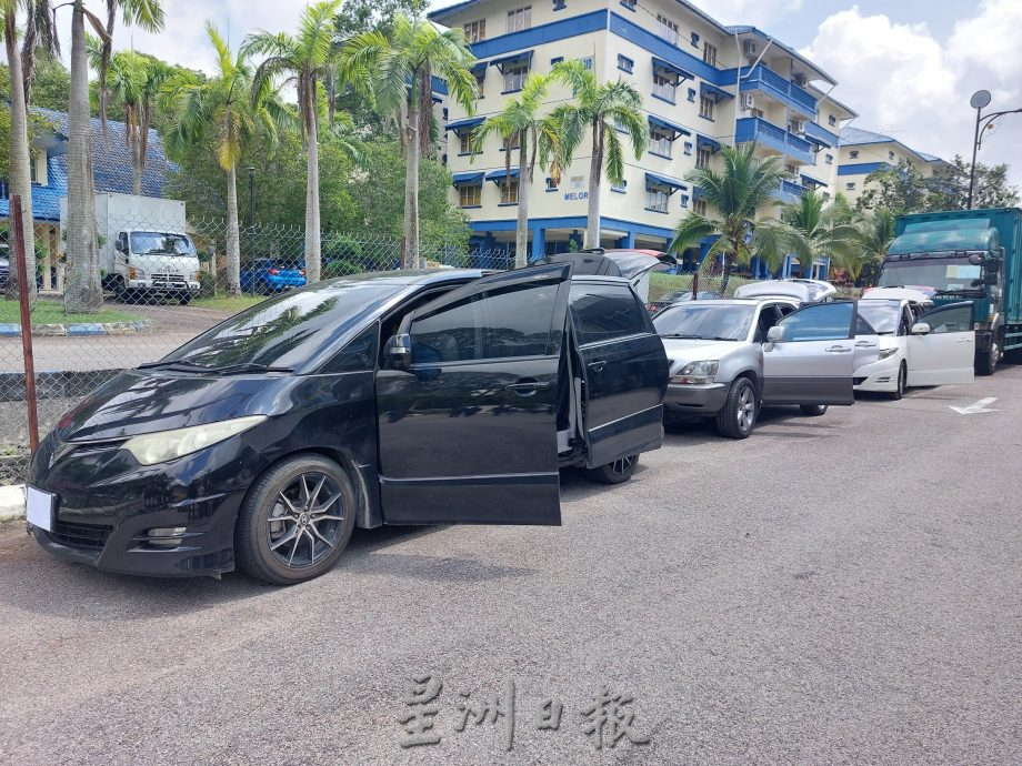 (古城第二版主文)不法份子以3辆休旅车及运动型多用途车运载走私酒并以黑布遮盖,被甲关税局执法人员识破
