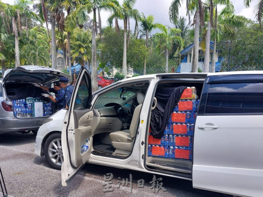 (古城第二版主文)不法份子以3辆休旅车及运动型多用途车运载走私酒并以黑布遮盖,被甲关税局执法人员识破