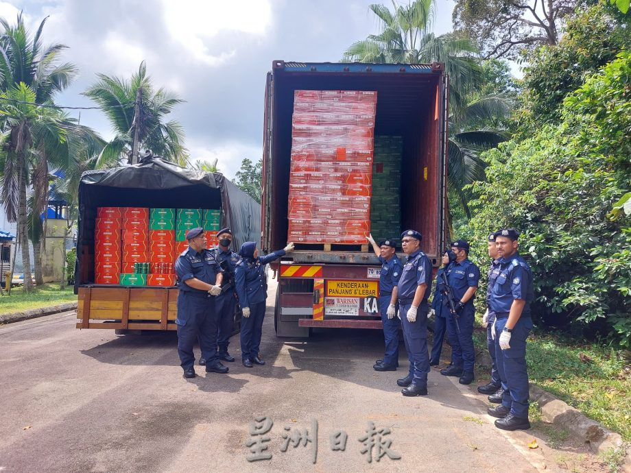(古城第二版主文)不法份子以3辆休旅车及运动型多用途车运载走私酒并以黑布遮盖,被甲关税局执法人员识破