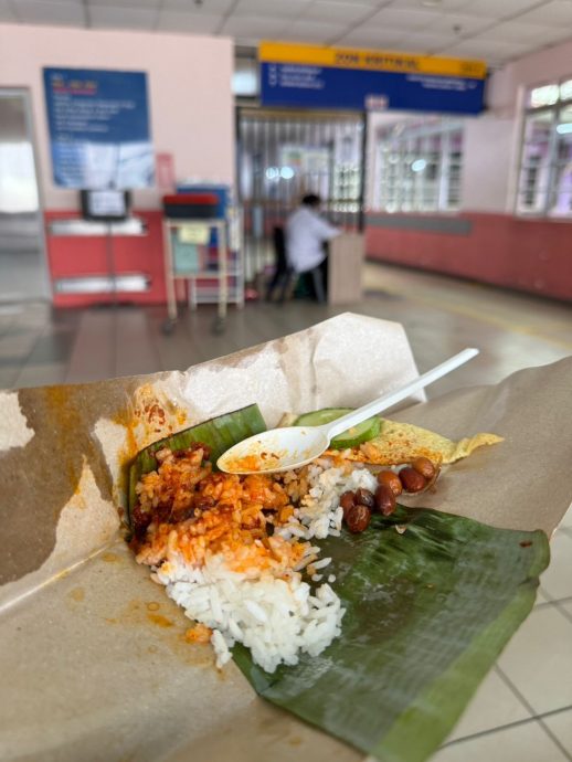 (古城第五版主文)巫男赠水和椰浆饭予华男充饥 产房外展现昌明大马精神