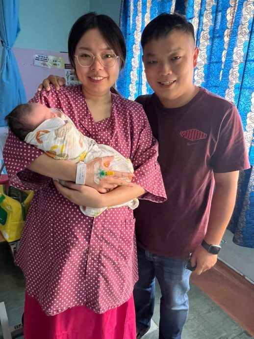 (古城第五版主文)巫男赠水和椰浆饭予华男充饥 产房外展现昌明大马精神