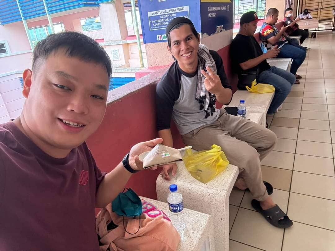 (古城第五版主文)巫男赠水和椰浆饭予华男充饥 产房外展现昌明大马精神