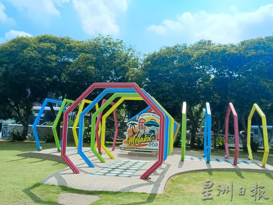 (古城第五版主文)甲市政广场地砖破损 李春沅将反映尽快维修