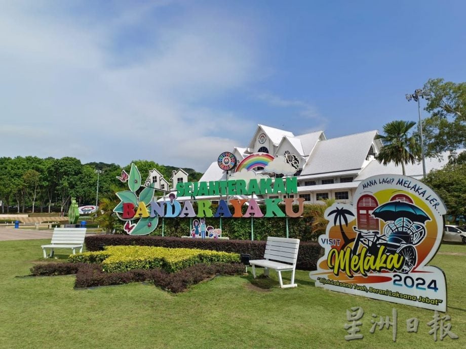 (古城第五版主文)甲市政广场地砖破损 李春沅将反映尽快维修