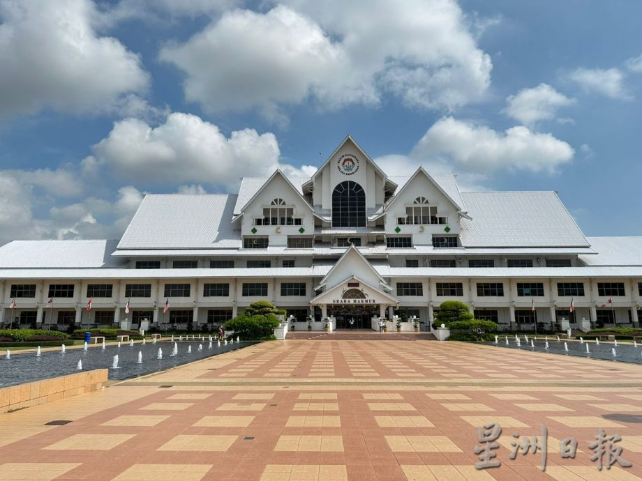 (古城第五版主文)甲市政广场地砖破损 李春沅将反映尽快维修