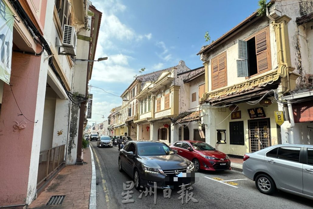 (古城第五版主文)荷兰街车流量高路洞一补再补 刘志俍促重铺道路