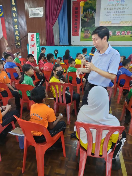 (古城第六版主文)新华学校学生阅报计划赠报仪式