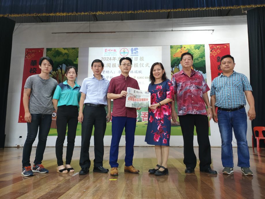(古城第六版主文)新华学校学生阅报计划赠报仪式