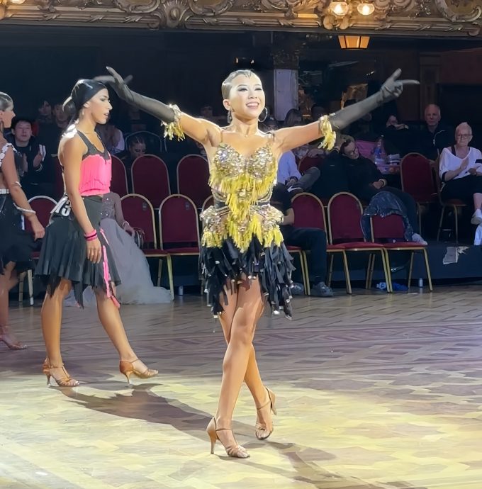 (可头)大都会:来自巴生的魏妤静,夺得黑池舞蹈节“2024年的世界公开舞蹈锦标赛”冠军