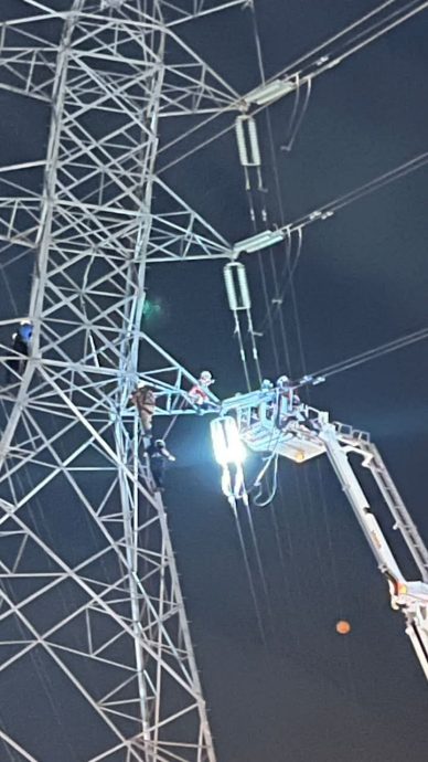 (多图)视频|不怕遭电殛 男子爬上高压电塔 消拯局用云梯车救他