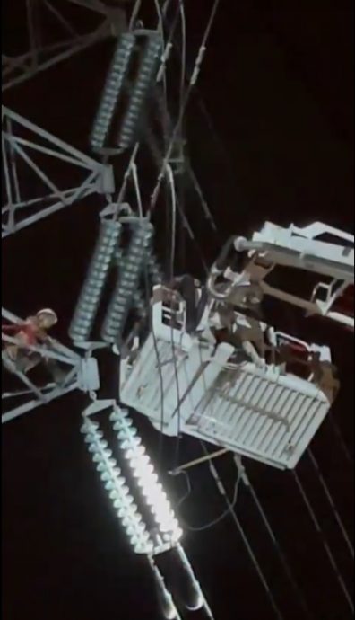 (多图)视频|不怕遭电殛 男子爬上高压电塔 消拯局用云梯车救他