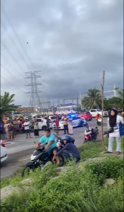 (多图)视频|不怕遭电殛 男子爬上高压电塔 消拯局用云梯车救他