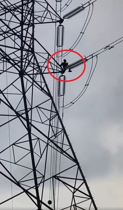 (多图)视频|不怕遭电殛 男子爬上高压电塔 消拯局用云梯车救他