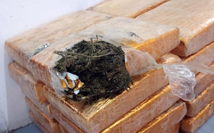 (大北马)4麻袋大麻砖丢海边,警等无人出现充公