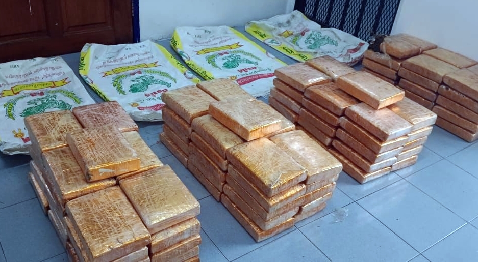 (大北马)4麻袋大麻砖丢海边,警等无人出现充公