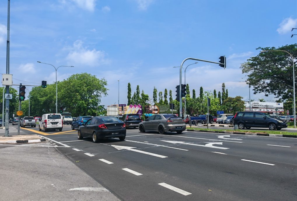 (大北马)新邦瓜拉市镇十字路口和拉惹路的交通灯处,地面的箭头指示已更新,舒缓当地交通阻塞的情况。