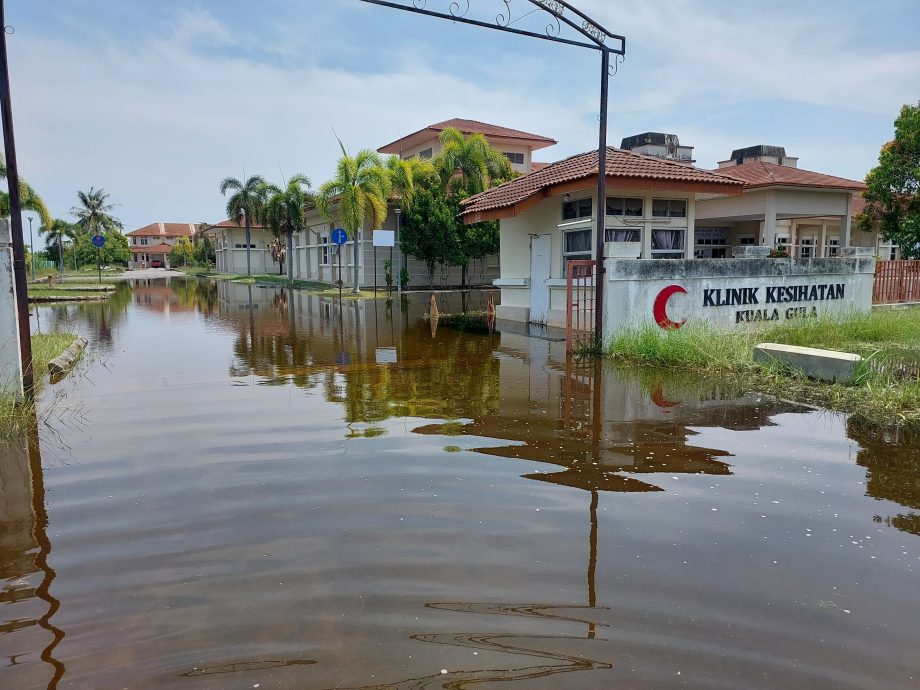 (大北马)牛啦渔村大雨淹水 积水4天无法排出 居民叫苦连天