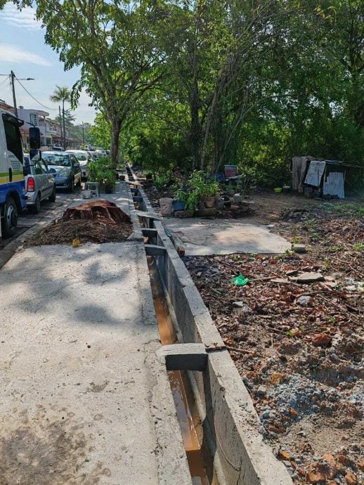 （大北马）老树根导致沟渠墙体坍塌和人行道变形