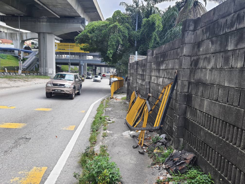 (大都会)余保凭有关甲洞第二中环公路两旁缺乏管理
