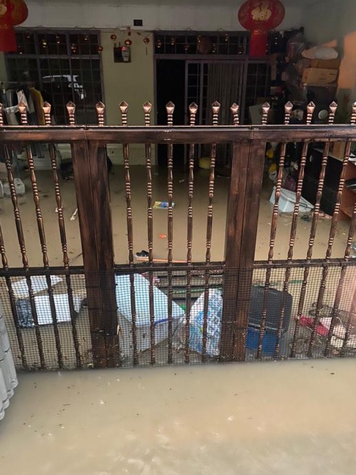 （大都会）沙登闪电水灾导致损失惨重  灾民破口大骂政府防灾不力／3图