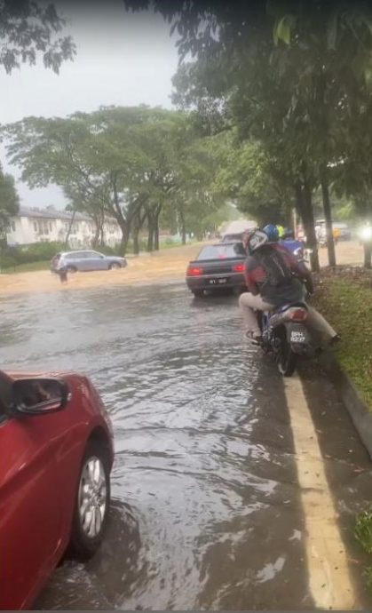 （已上网）大都会封面双头之一/武吉拉惹镇居民怒水灾何时了！