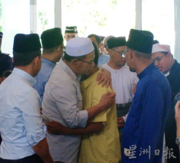 凶徒袭柔地南警局:元首后哭别2殉职警察