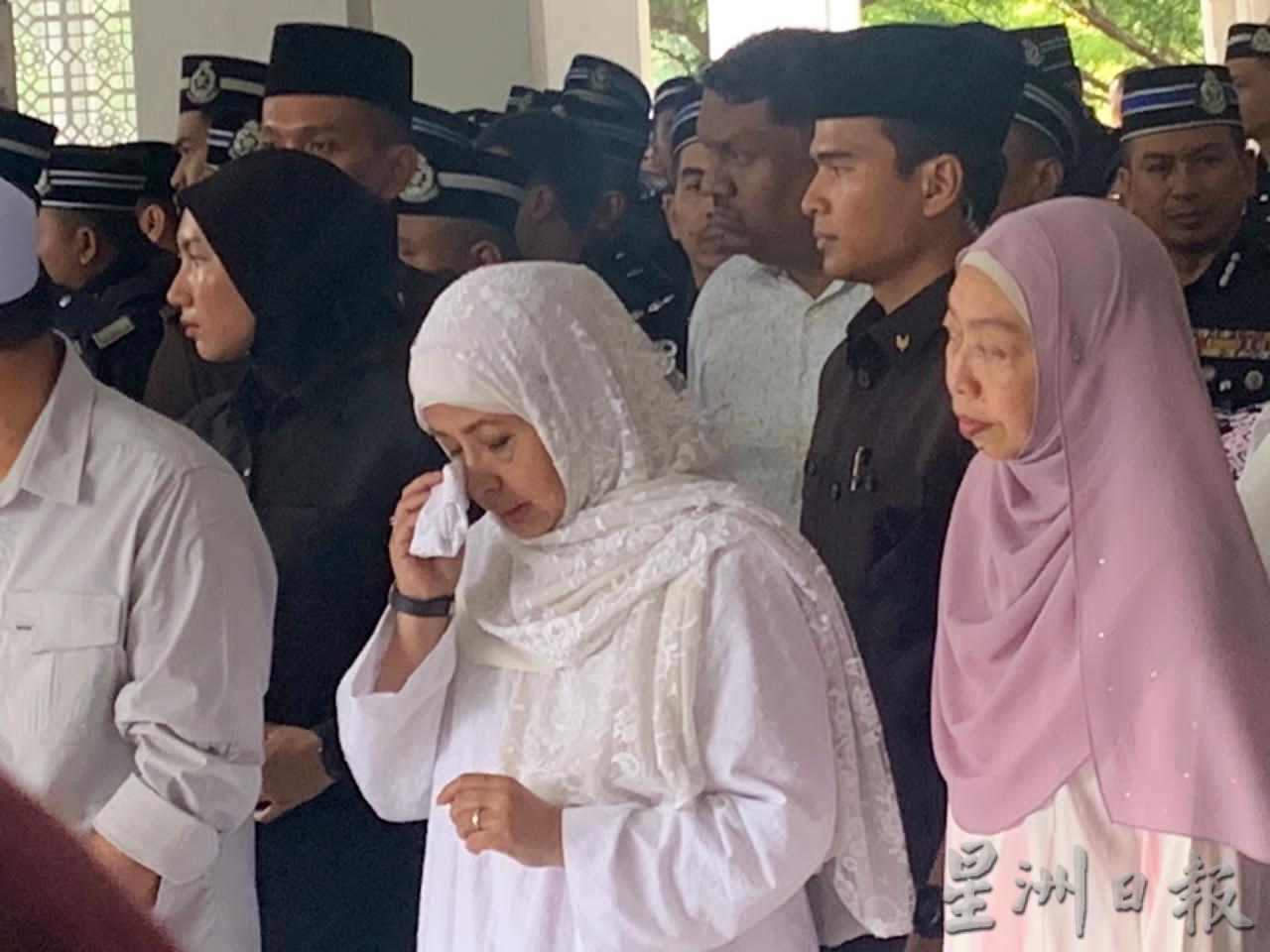 凶徒袭柔地南警局:元首后哭别2殉职警察