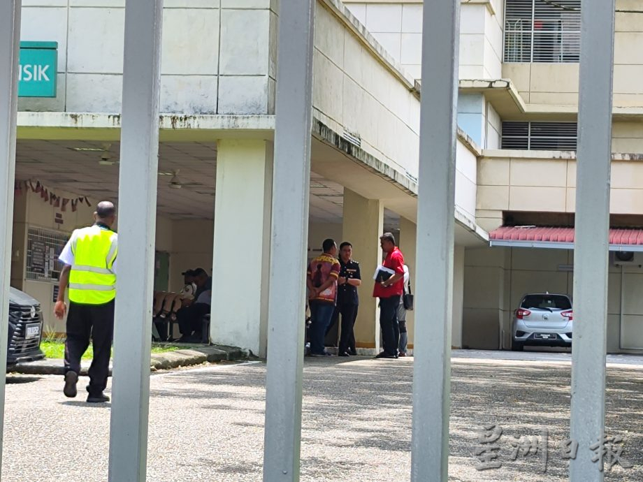 视频:凶徒袭柔地南警局副文5:丧命警员亲人赶抵太平间