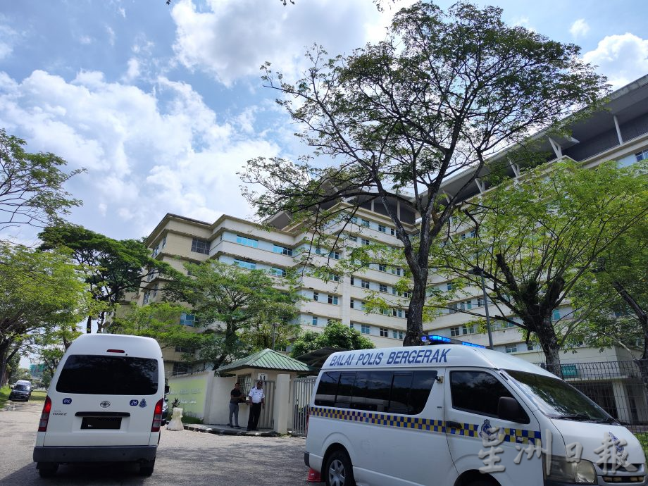 视频:凶徒袭柔地南警局副文5:丧命警员亲人赶抵太平间