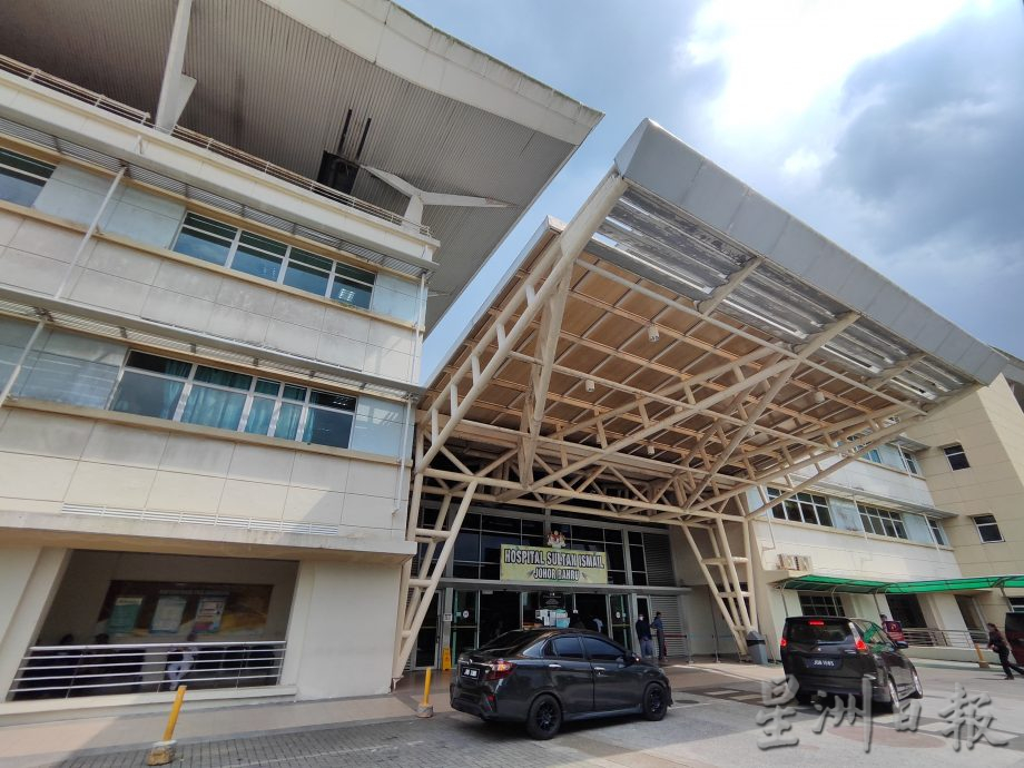 视频:凶徒袭柔地南警局副文5:丧命警员亲人赶抵太平间