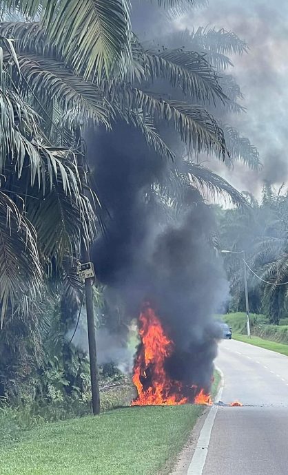 (已签发)柔:休旅车引擎突著火,车内2人及时逃生