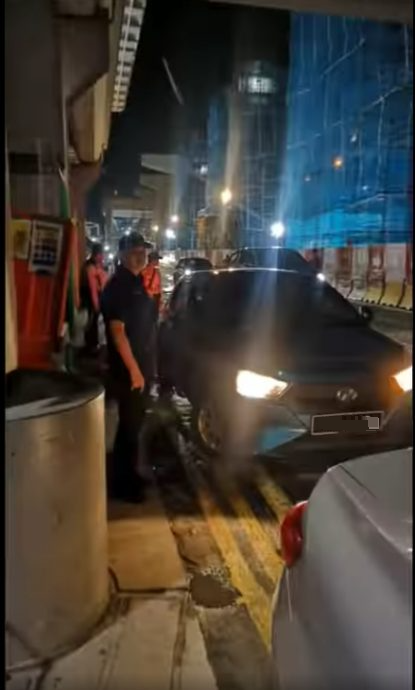 (已签发)柔:依城交警展开顺畅行动 车停路旁接罚单