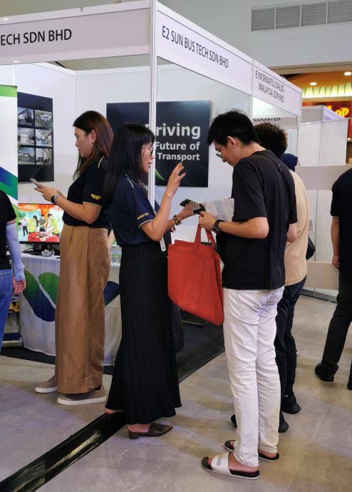 (已签发)柔:刘镇东鼓励国内企业 应朝自动化、吸纳女性员工及提高薪资方向发展