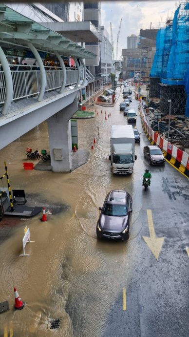 (已签发)柔:午后豪雨 新山市区突发性淹水