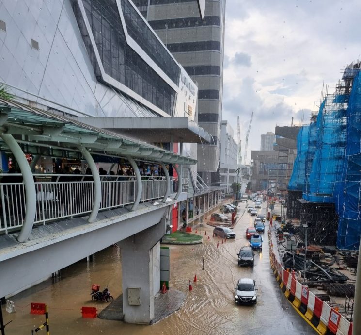 (已签发)柔:午后豪雨 新山市区突发性淹水