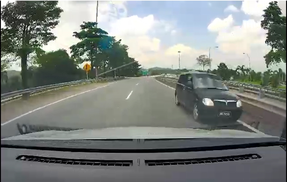 （已签发）柔：在马新第二通道逆向行驶 警方捕84岁男司机