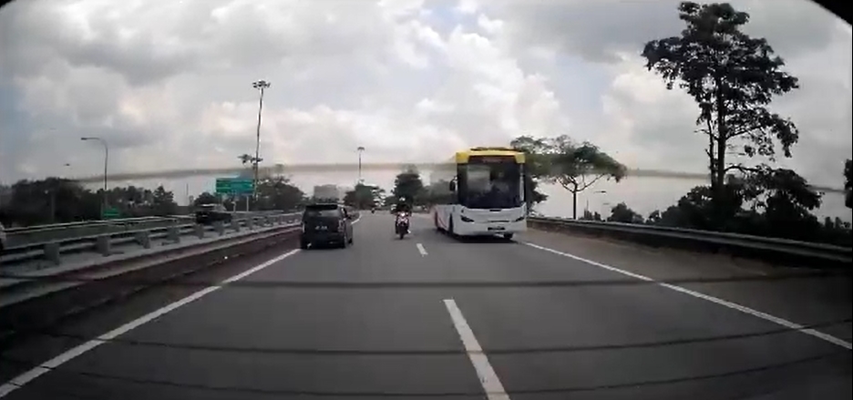 （已签发）柔：在马新第二通道逆向行驶 警方捕84岁男司机