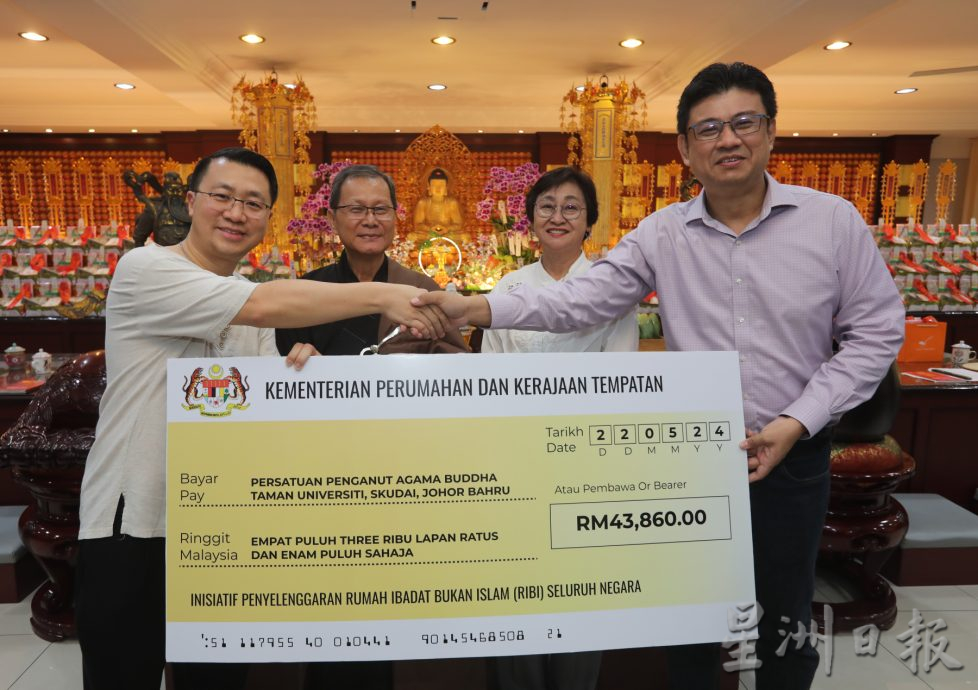 （已签发）柔：士姑来大学城佛教会千人庆卫塞 100贫困人士获援助品