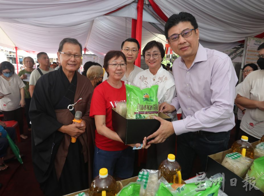 （已签发）柔：士姑来大学城佛教会千人庆卫塞 100贫困人士获援助品