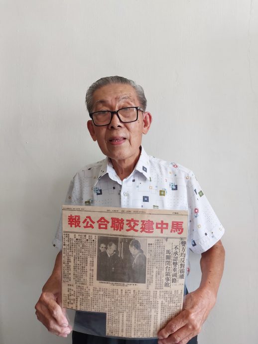 (已签发)柔:封底:马中庆建交50周年 老读者分享当年星洲封面