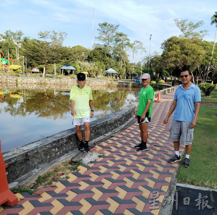 (已签发)柔:***封面***民生特工队:峇莲花湖公园走道设施受损,晨运客怨声四起